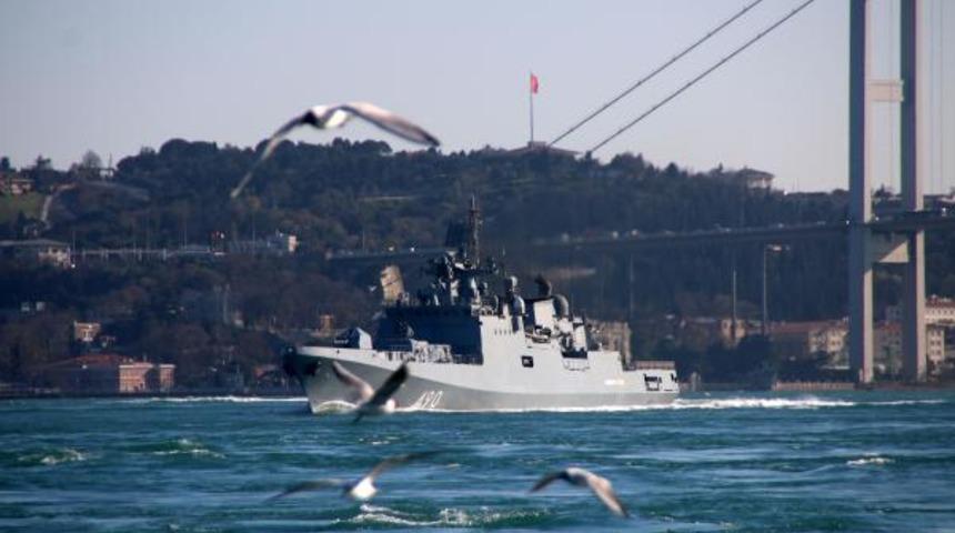 Rus savaş gemileri peş peşe İstanbul Boğazı'ndan geçti