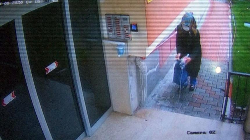 Elindeki sıvıyı asans&ouml;r ve kapılara s&uuml;ren kadın aranıyor