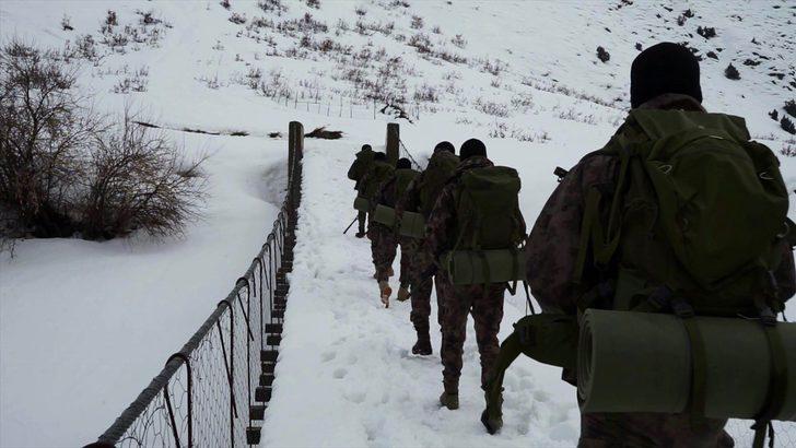 Hakkari'de polisler "Uzun İnce Bir Yoldayım" türküsünü seslendirdi G1