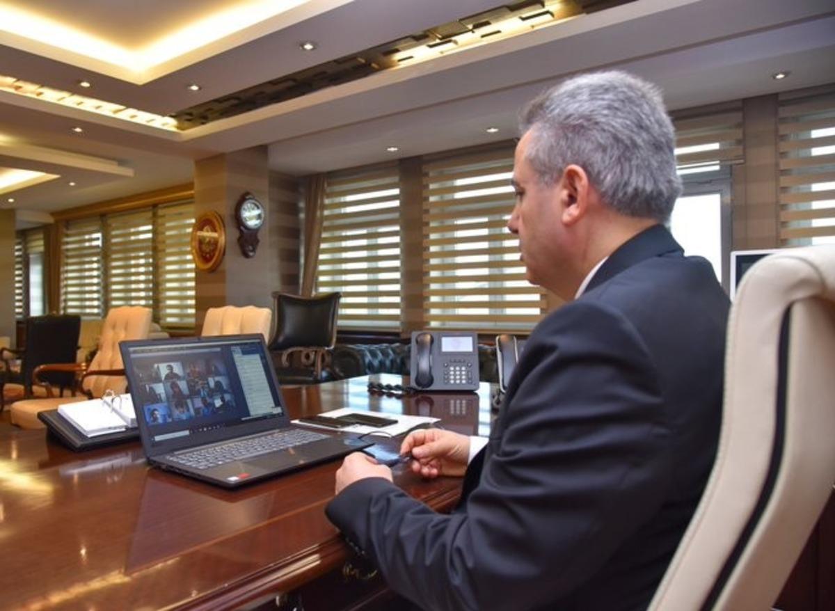Ağrı Valisi Elban, e-konferans yoluyla bin 300 &ouml;ğretmene seslendi