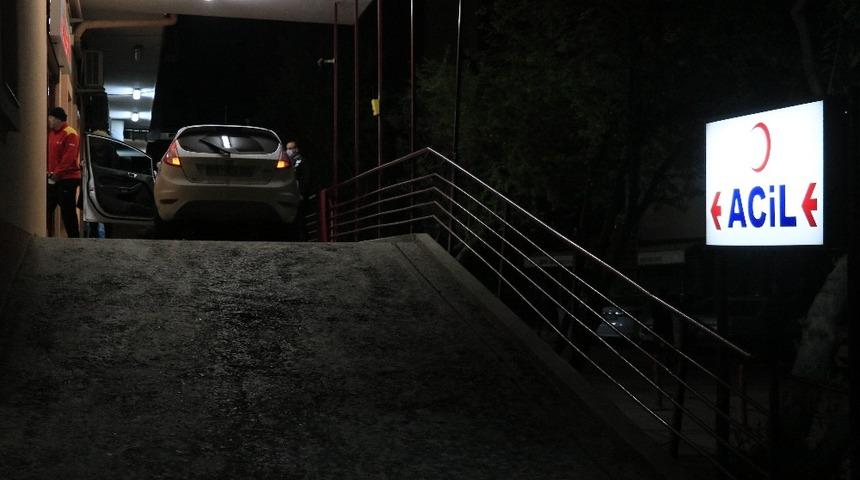 Defalarca bı&ccedil;aklanan kişi otomobiliyle hastaneye geldi