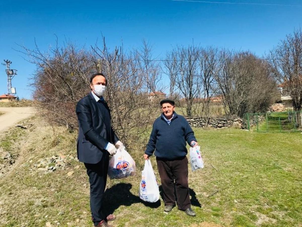 K&ouml;y muhtarı, 65 yaş &uuml;st&uuml; vatandaşların gıda ihtiya&ccedil;larına destek oluyor