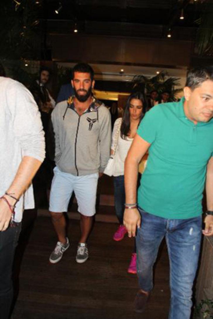 Arda Turan transferi sevgilisiyle kutladı G2