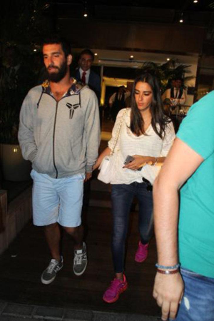 Arda Turan transferi sevgilisiyle kutladı G4