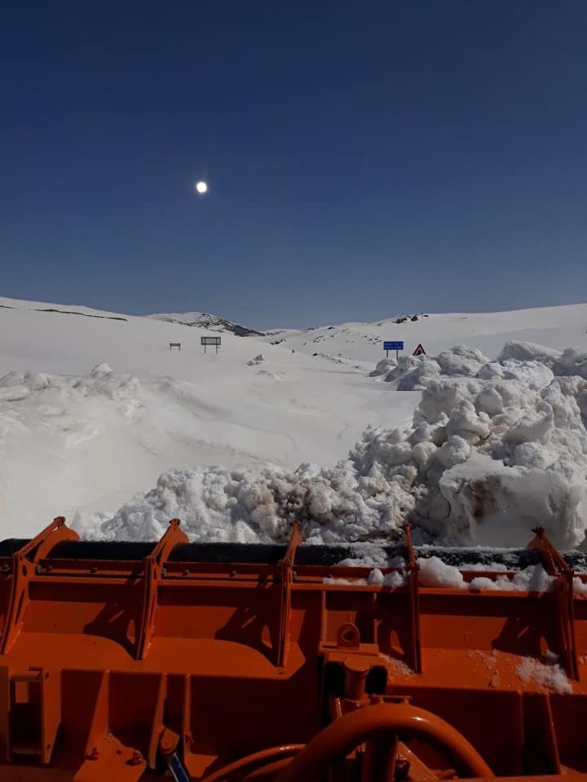 Bayburt-Trabzon arasında baharda karla m&uuml;cadele