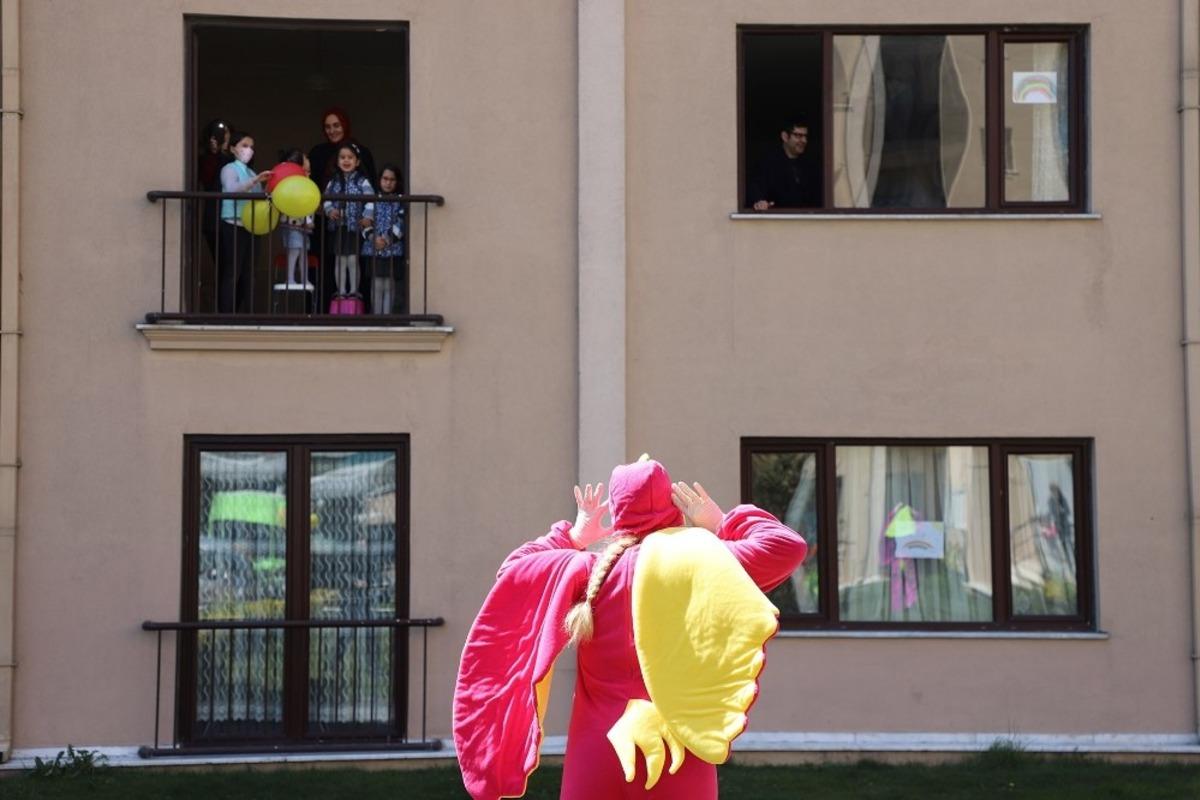 Evlerinden &ccedil;ıkmayan minikler sokakta tiyatro g&ouml;sterisiyle moral buldular