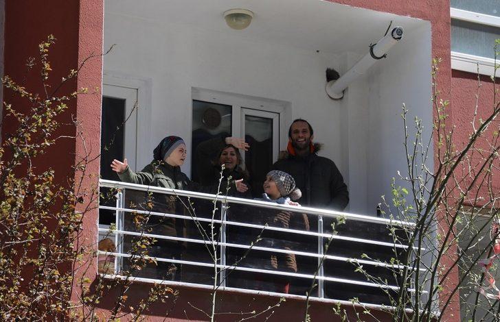 Evlerinden çıkmayan minikler sokakta tiyatro gösterisiyle moral buldular G2