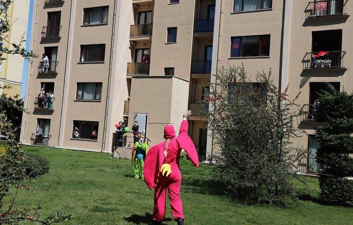 Evlerinden çıkmayan minikler sokakta tiyatro gösterisiyle moral buldular G3