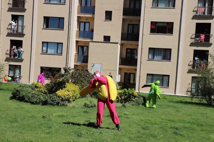 Evlerinden çıkmayan minikler sokakta tiyatro gösterisiyle moral buldular G4