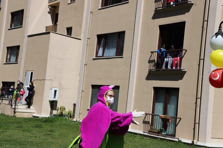 Evlerinden çıkmayan minikler sokakta tiyatro gösterisiyle moral buldular G5