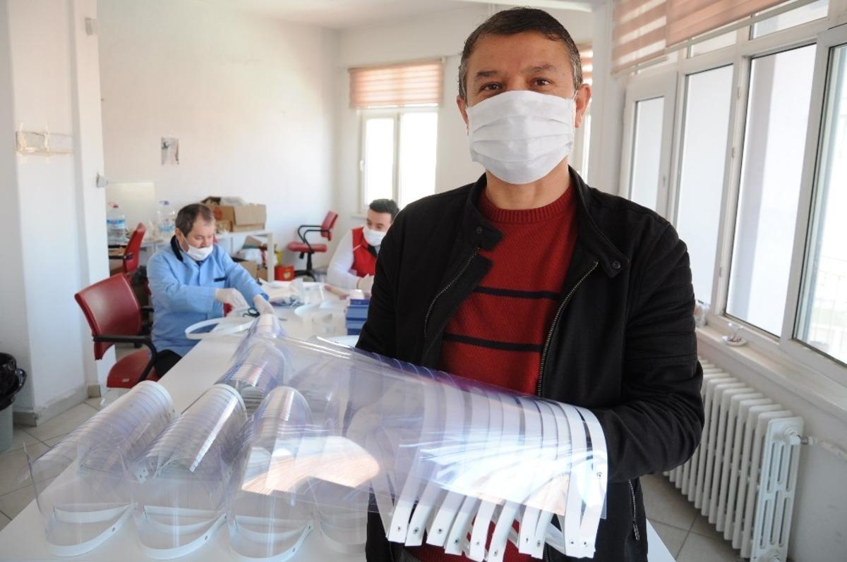 Gen&ccedil;lik Merkezi&rsquo;nden sağlık &ccedil;alışanlarına siperlik maske desteği