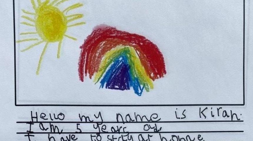 5 yaşındaki &ccedil;ocuktan 93 yaşındaki komşusuna mektup: Yalnız olmadığını hatırlatmak i&ccedil;in sana g&ouml;kkuşağı resmi g&ouml;nderiyorum