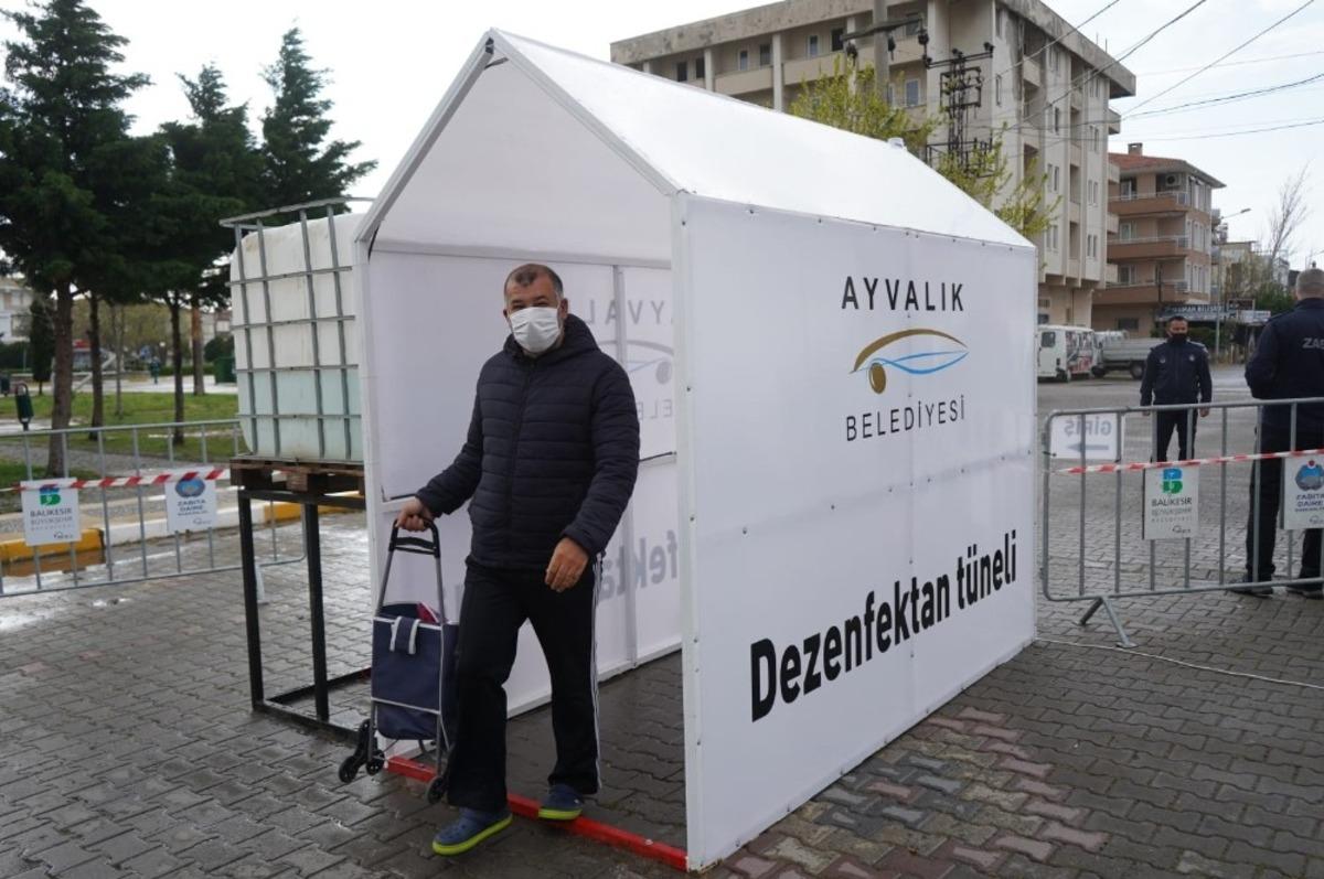 Ayvalık&rsquo;ta pazarlara dezenfektan t&uuml;neli