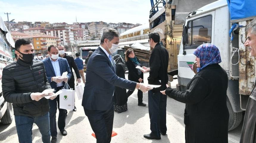 Başkan K&ouml;se esnafa maske ve eldiven dağıttı