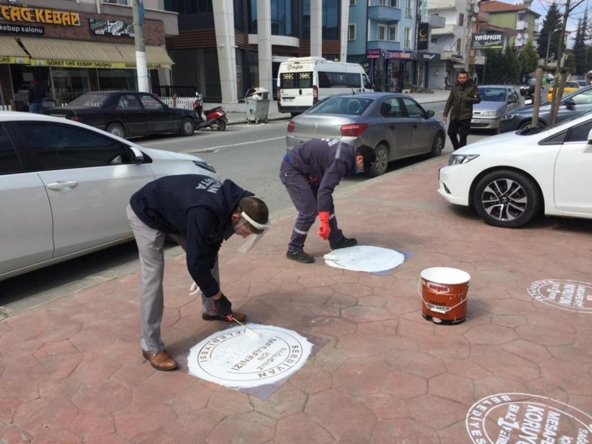 Serdivan&rsquo;da zabıta ekipleri uyarı işareti koyuyor