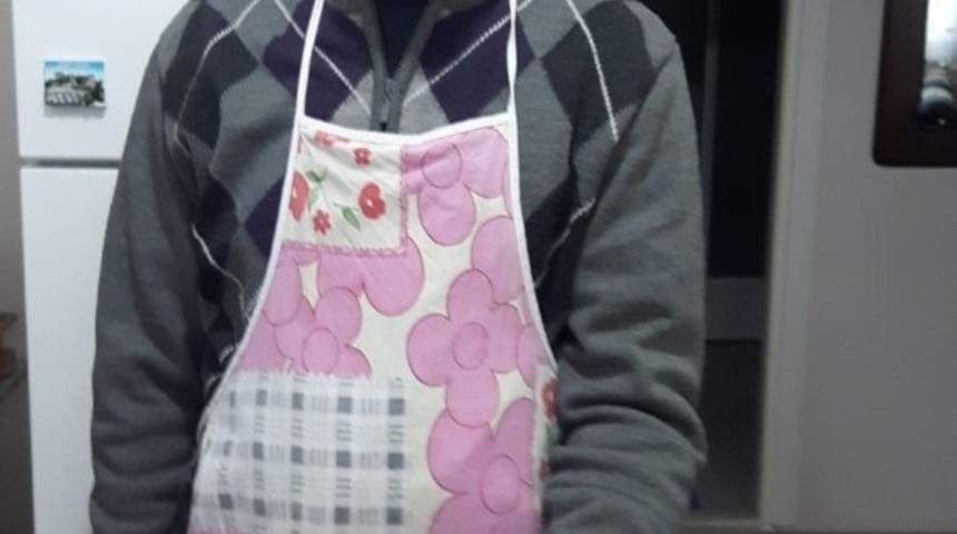 Emekli &ouml;ğretmenden 16 &ccedil;eşit gıda malzemesi ile &lsquo;Korona savar atom &ccedil;orbası&rsquo;