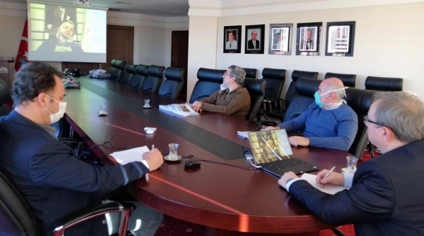 Bakan Zehra Z&uuml;mr&uuml;t Sel&ccedil;uk, hastanesi olan &uuml;niversitelerin rekt&ouml;rleriyle dijital ortamda toplantı ger&ccedil;ekleştirdi