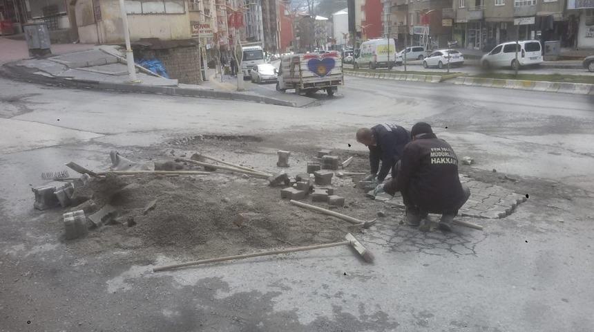 Hakkari&rsquo;de bozuk yollar onarılıyor