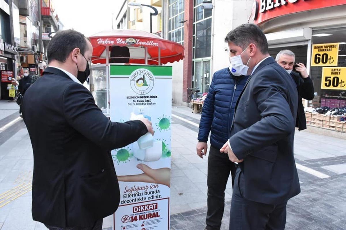 D&uuml;zce Belediyesi, sokaklara el dezenfektanları koydu