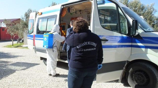 Burhaniye’de belediye ambulanslar için dezenfekte alanı oluşturdu