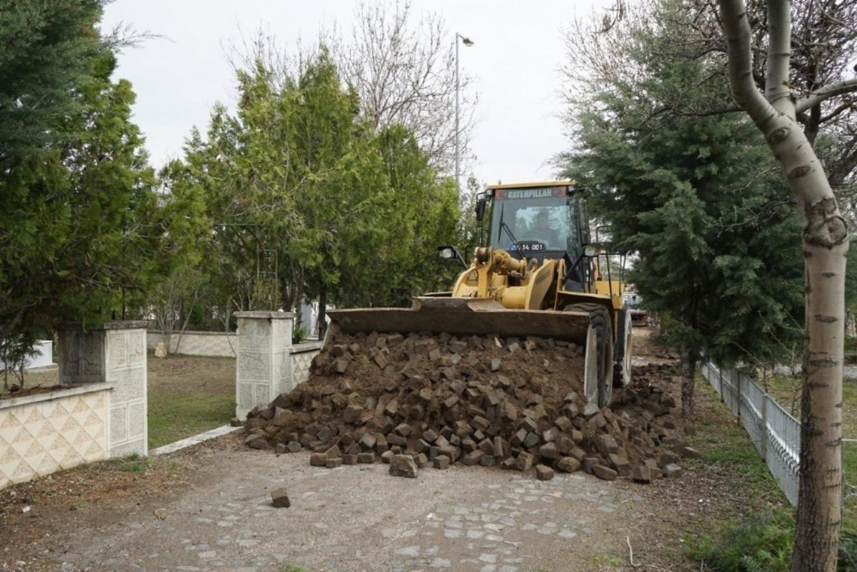 Mezarlıklarda bakım ve yenileme &ccedil;alışması yapılıyor