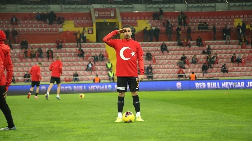 Emre Taşdemir evde &ccedil;alışıyor