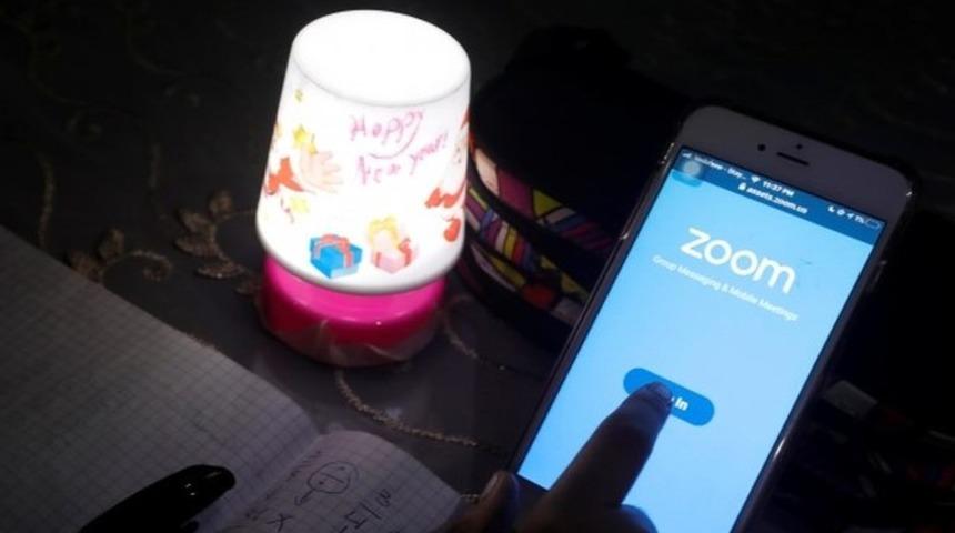 Zoom: Singapur&rsquo;da derste siber saldırı sonrası &lsquo;m&uuml;stehcen g&ouml;r&uuml;nt&uuml;ler&rsquo; paylaşıldı, okullarda uygulama yasaklandı