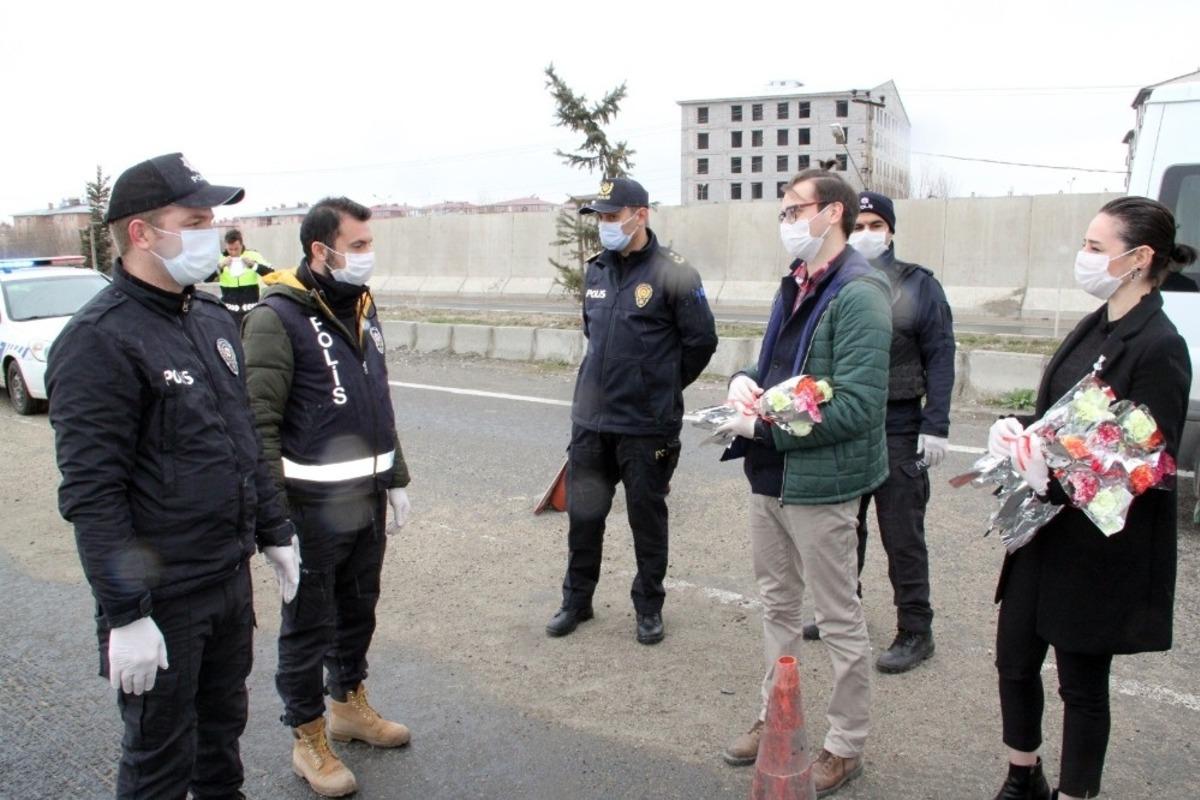 Ağrı&rsquo;da &ouml;ğretmenler, g&ouml;rev başındaki polislere karanfil verip baklava ikram etti