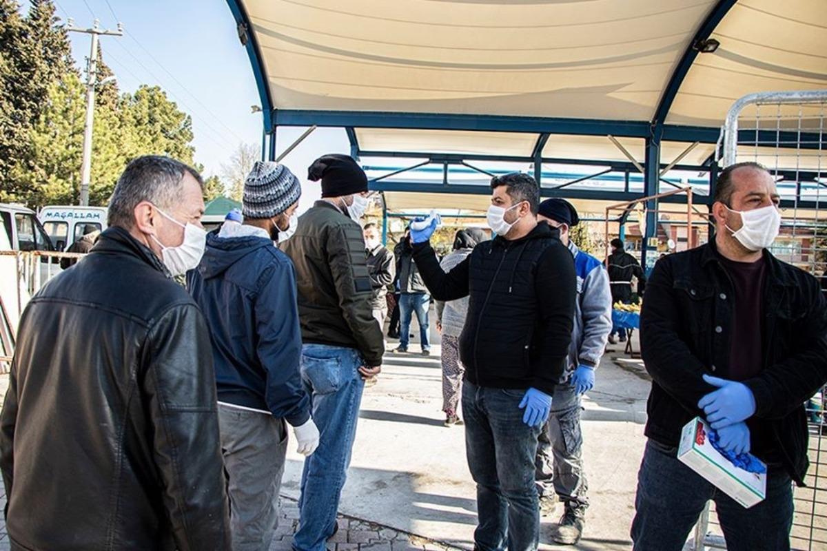 Pazara gelenlerin ateşi &ouml;l&ccedil;&uuml;l&uuml;yor, eldiven ve maske dağıtılıyor