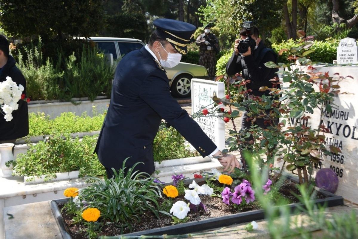 T&uuml;rk Polis Teşkilatının 175.Kuruluş Yıld&ouml;n&uuml;m&uuml; kapsamında şehitlikte t&ouml;ren d&uuml;zenlendi