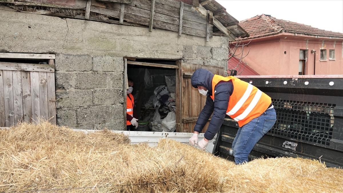 Evinden &ccedil;ıkamayan kadının saman talebini belediye ekipleri yerine getirdi