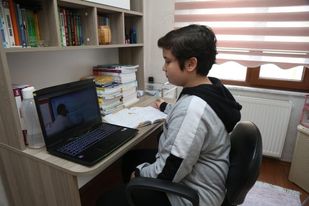 Ey&uuml;psultanlı &ouml;ğrenciler, online deneme sınavına girecek