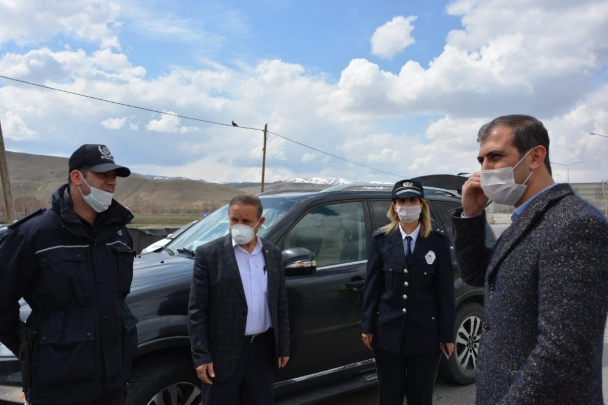 Kaymakam ve Belediye başkanı g&ouml;rev başındaki polislere tatlı ikramında bulundu