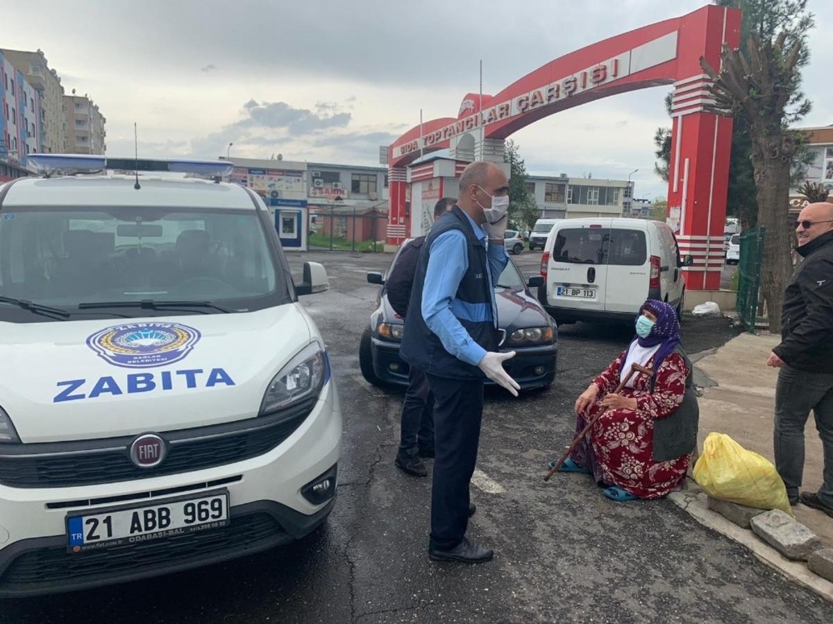 Sokağa &ccedil;ıkma yasağından habersiz olan 80 yaşındaki nineye Bağlar Belediyesi sahip &ccedil;ıktı