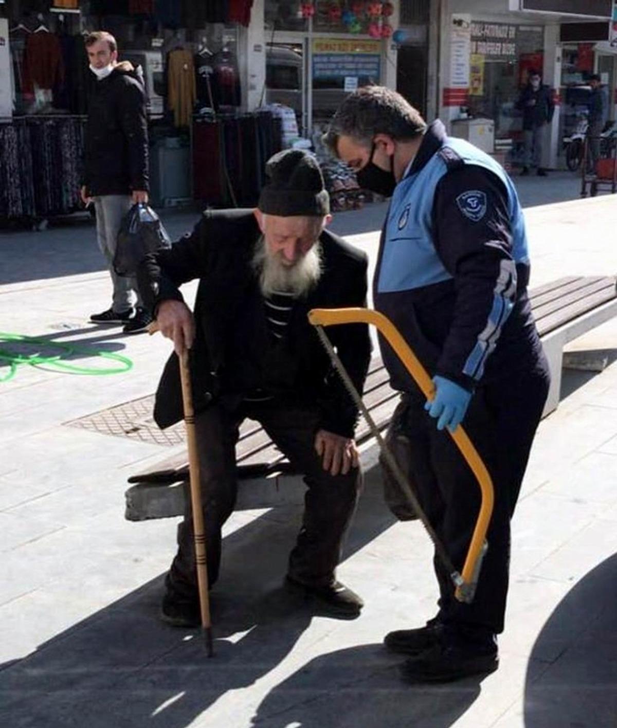 Tekkek&ouml;y&rsquo;de sokağa &ccedil;ıkan yaşlılar evlerine g&ouml;t&uuml;r&uuml;ld&uuml;