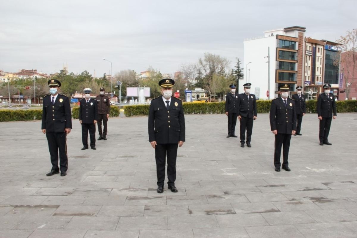 Sosyal mesafe ile Atat&uuml;rk Anıtı&rsquo;na &ccedil;elenk sunumu yapıldı