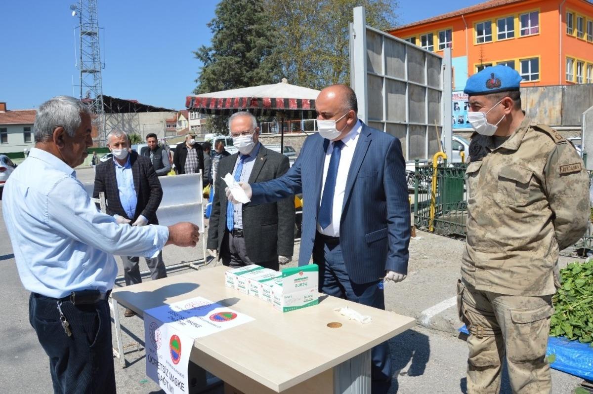 Kaymakam Doğan, pazar yerinde maske dağıttı