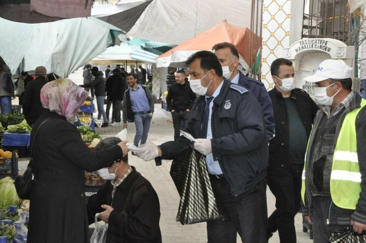 G&uuml;r&uuml;n belediyesi maske dağıttı