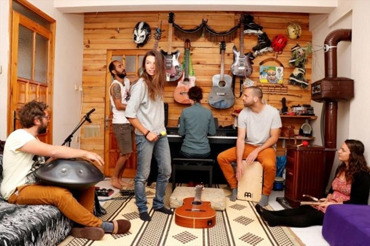 Kamp sırasında tanışmıştı! 6 Fransız , 1 İspanyol'u evinde ağırlıyor