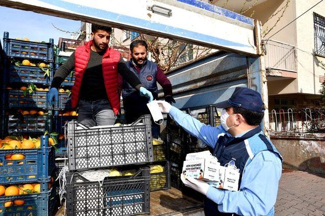 Gürkan pazarı ziyaret edip maske dağıttı