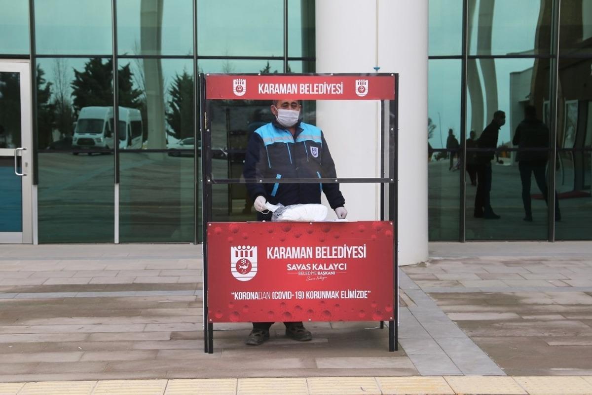 Karaman Belediyesi &uuml;cretsiz maske dağıtımını s&uuml;rd&uuml;r&uuml;yor