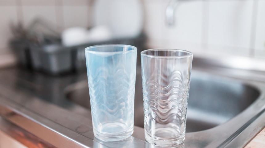 Matlaşan bardakları bu y&ouml;ntemlerle ilk g&uuml;nk&uuml; parlaklığına kavuşturabilirsiniz!