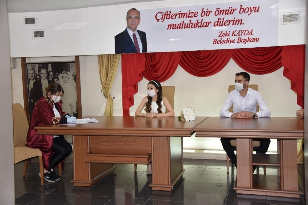 Korona vir&uuml;se karşı maskeli, 2 şahitle nikah