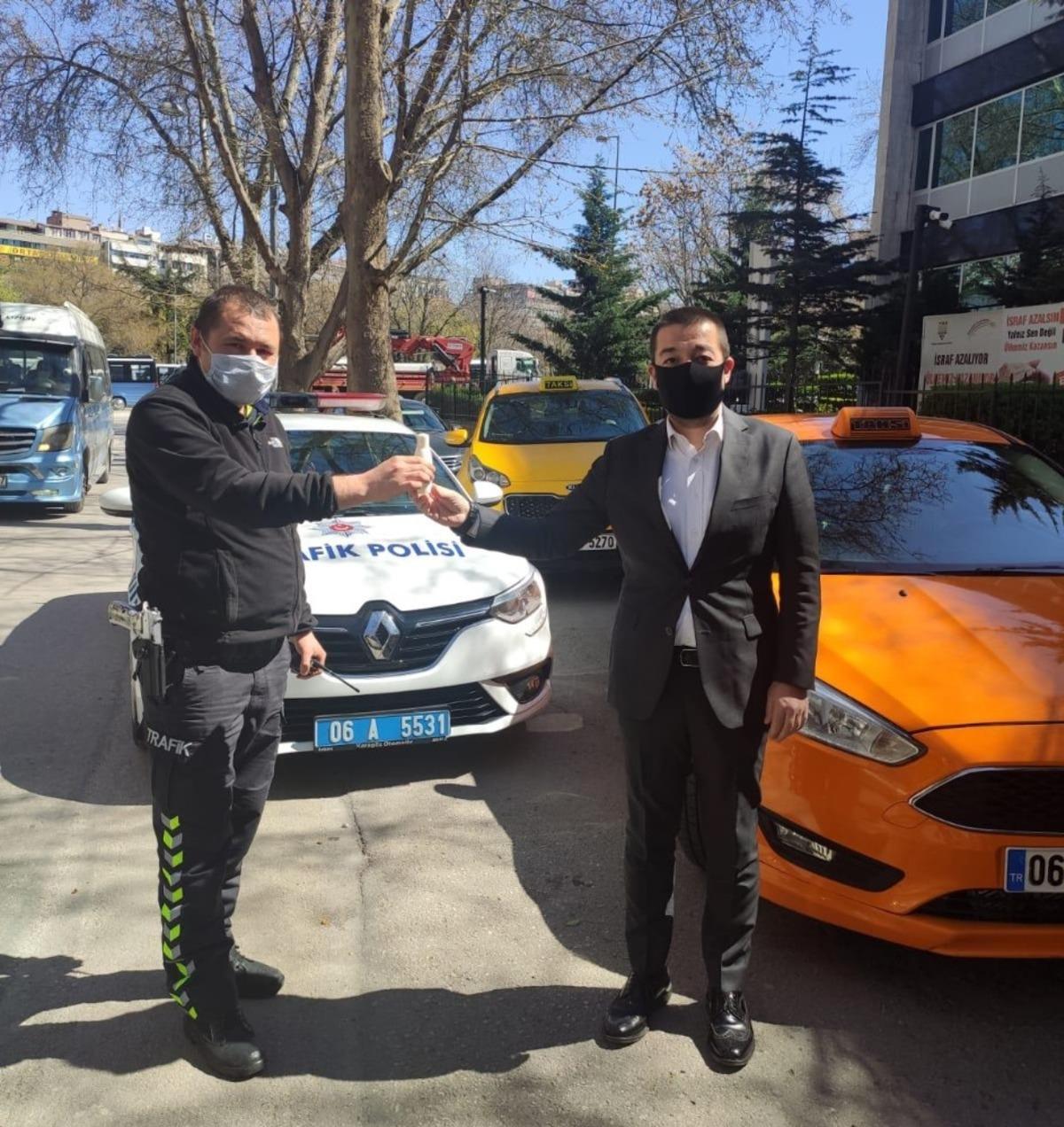 MHP &Ccedil;ankaya İl&ccedil;e Başkanlığı dezenfektan dağıttı