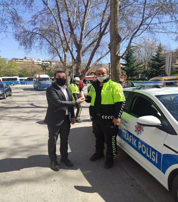 MHP Çankaya İlçe Başkanlığı dezenfektan dağıttı G5