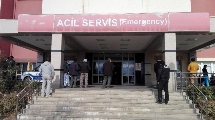 Fayans d&ouml;şerken elindeki bı&ccedil;akla yaralandı