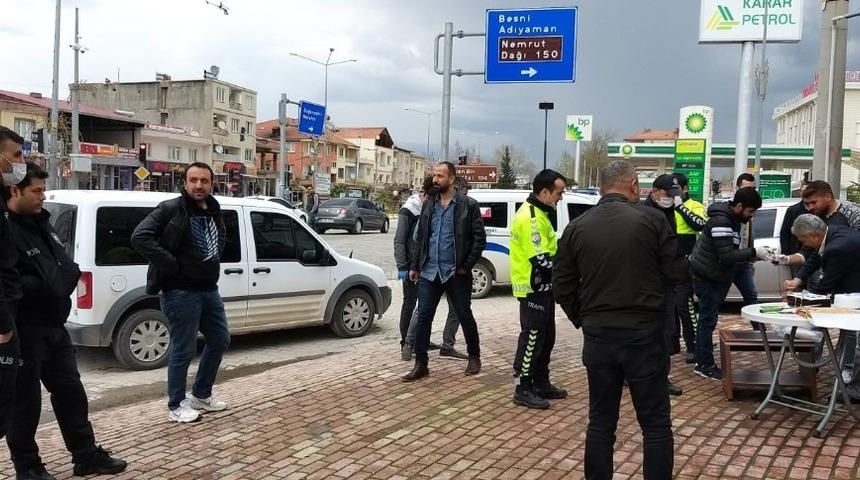 Kavga ihbarına giden polislere yaş pasta ikramı