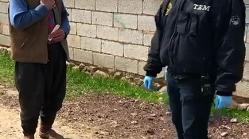 Evden &ccedil;ıkamayan yaşlı adamdan &lsquo;Biz Bize Yeteriz T&uuml;rkiyem&rsquo; kampanyasına destek