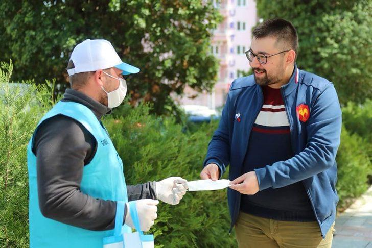 Pamukkale Belediyesi vatandaşlara 200 bine yakın ücretsiz maske dağıttı G3