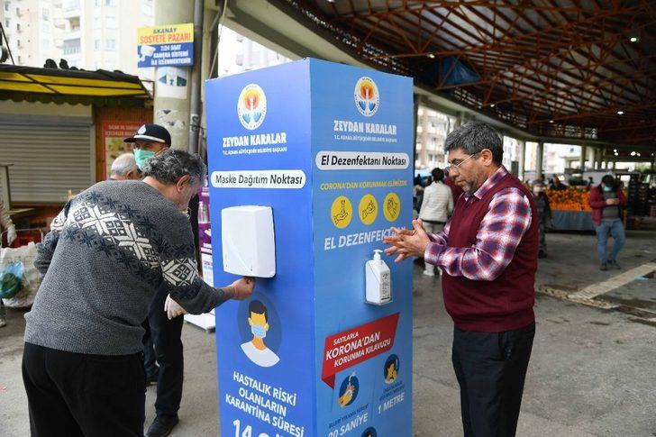 Adana Büyükşehir Belediyesi’nden semt pazarı girişlerine maske kabini G1